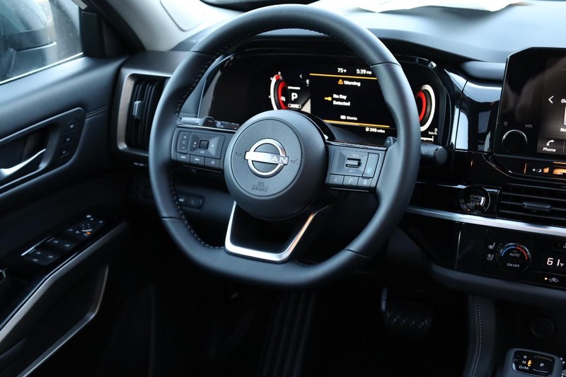 Nissan Pathfinder Vehicle Full-screen Gallery Image 28