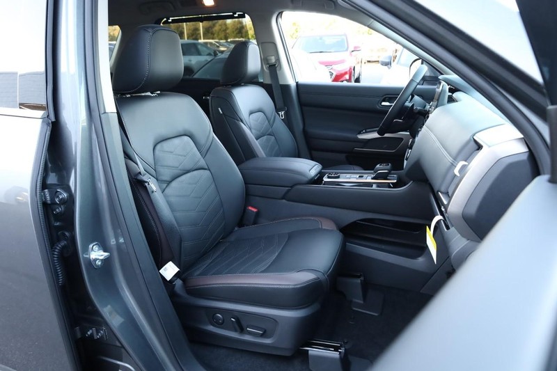 Nissan Pathfinder Vehicle Full-screen Gallery Image 31