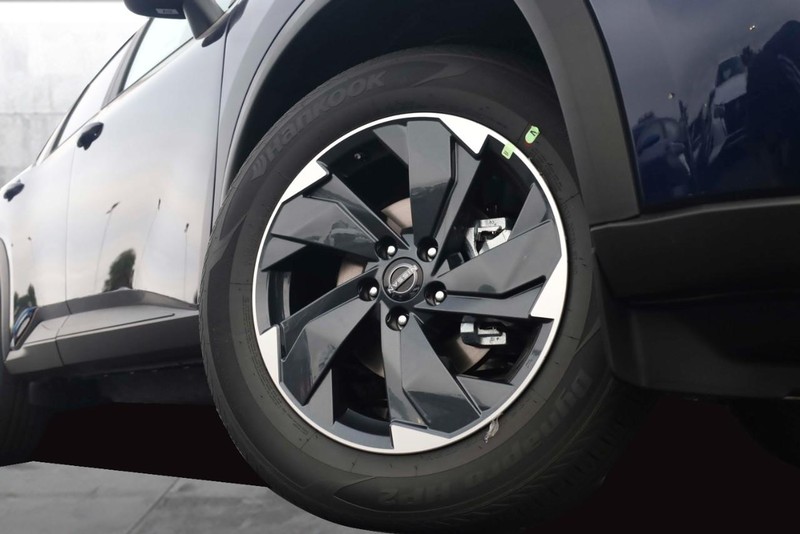 Nissan Rogue Vehicle Image 03