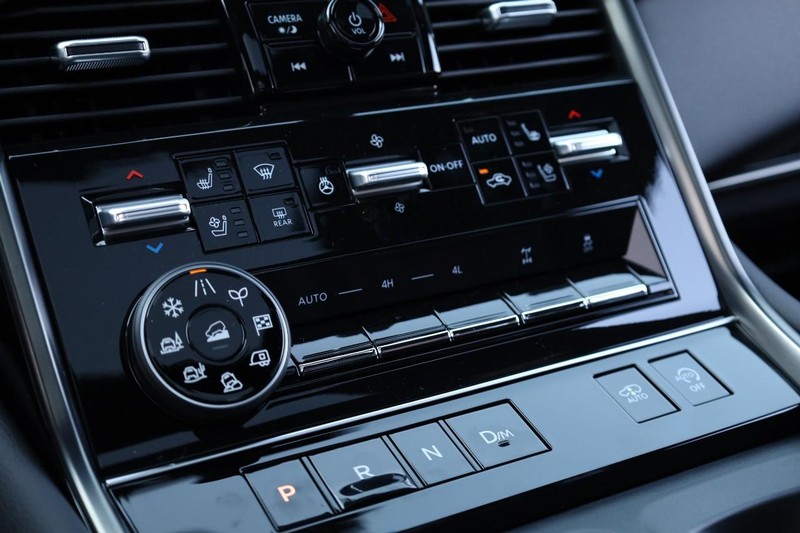 Nissan Armada Vehicle Image 19