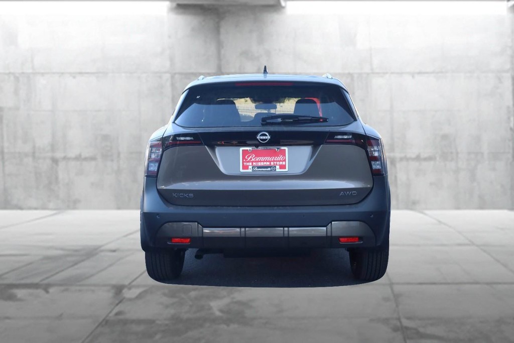 Nissan Kicks Vehicle Image 06
