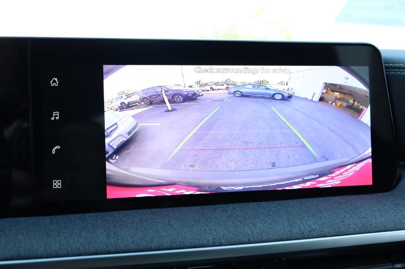 Nissan Kicks Vehicle Full-screen Gallery Image 12