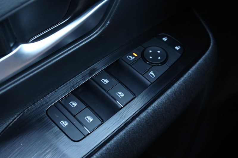 Nissan Kicks Vehicle Full-screen Gallery Image 18