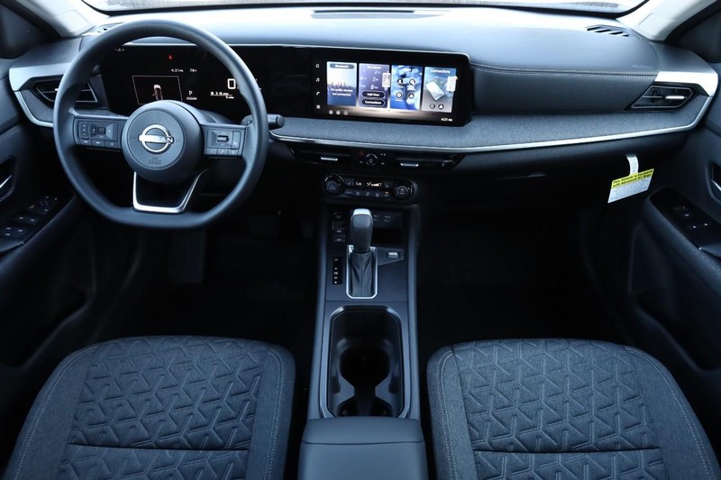 Nissan Kicks Vehicle Full-screen Gallery Image 21