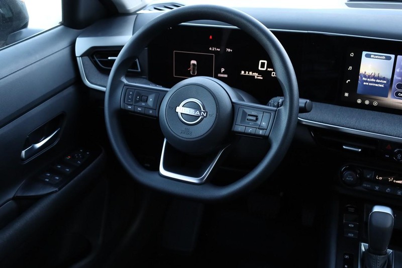 Nissan Kicks Vehicle Full-screen Gallery Image 22