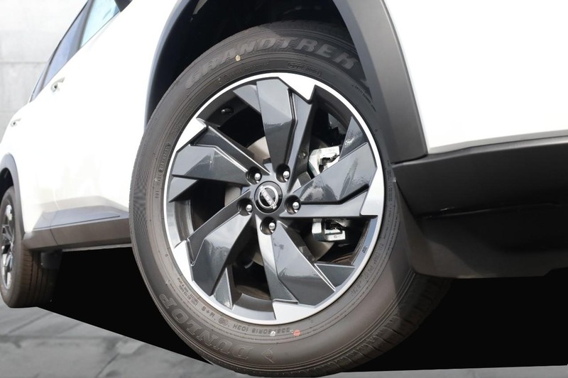 Nissan Rogue Vehicle Full-screen Gallery Image 3