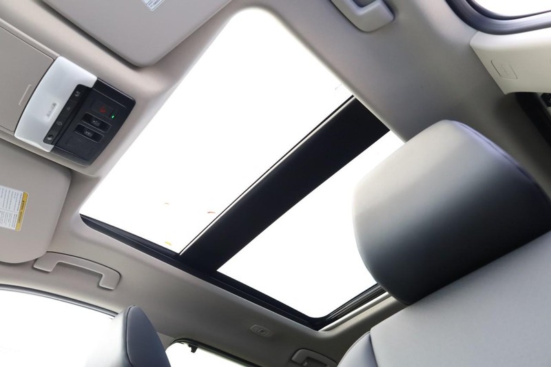 Nissan Rogue Vehicle Full-screen Gallery Image 8