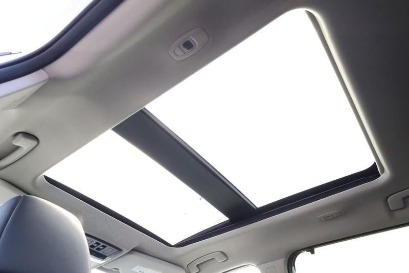 Nissan Rogue Vehicle Full-screen Gallery Image 9