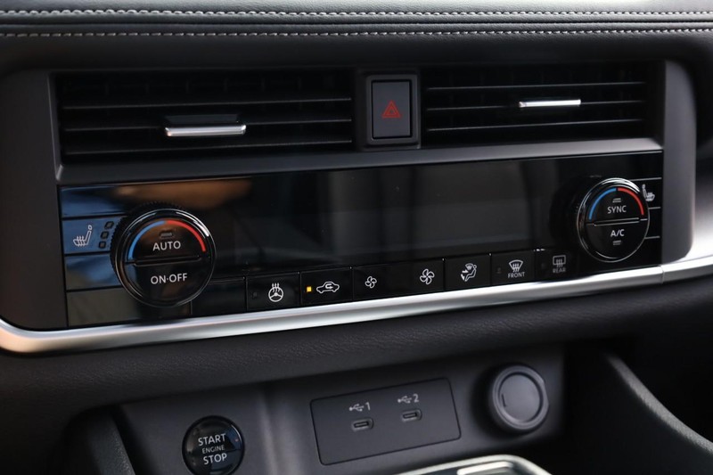 Nissan Rogue Vehicle Full-screen Gallery Image 15