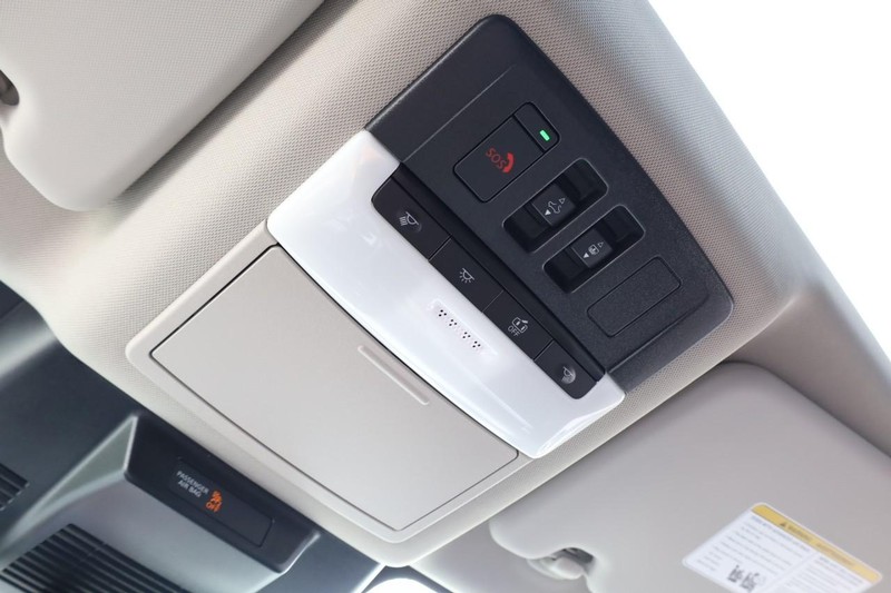 Nissan Rogue Vehicle Full-screen Gallery Image 18