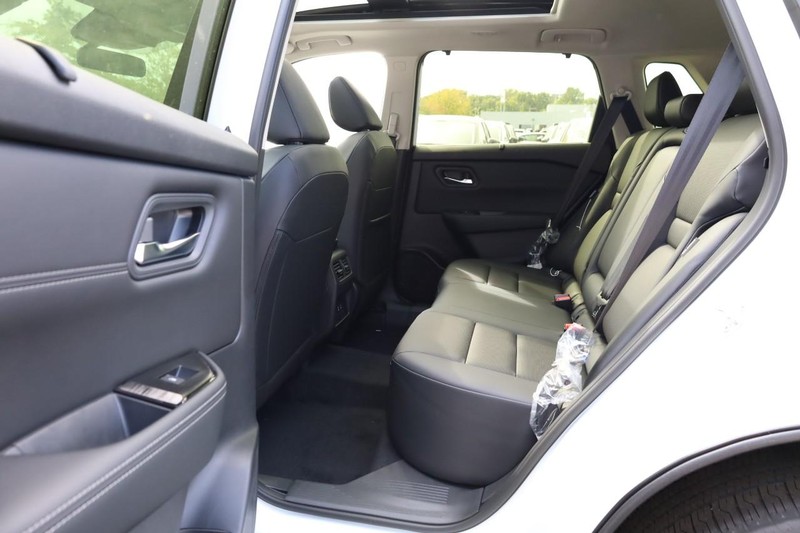 Nissan Rogue Vehicle Full-screen Gallery Image 22