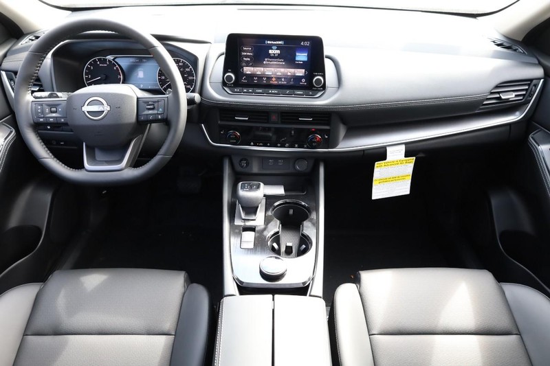 Nissan Rogue Vehicle Full-screen Gallery Image 24