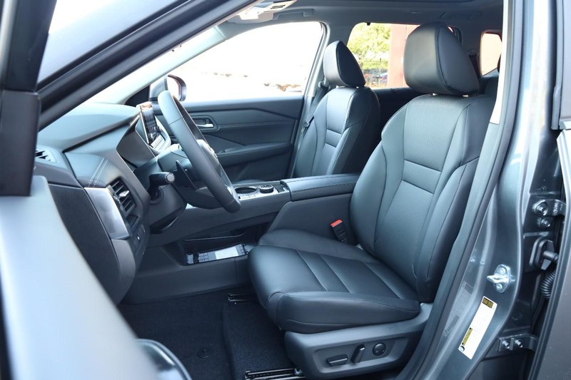 Nissan Rogue Vehicle Image 10