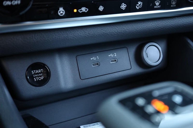 Nissan Rogue Vehicle Image 16