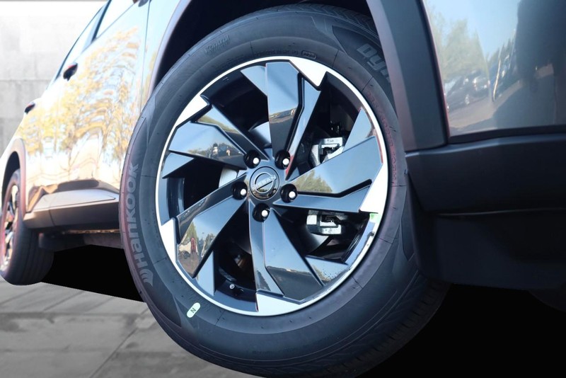 Nissan Rogue Vehicle Full-screen Gallery Image 3