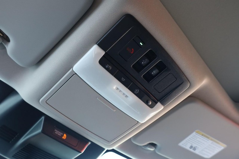 Nissan Rogue Vehicle Full-screen Gallery Image 18