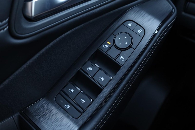 Nissan Rogue Vehicle Full-screen Gallery Image 19