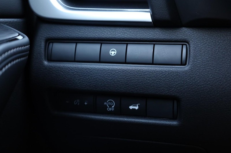 Nissan Rogue Vehicle Full-screen Gallery Image 20