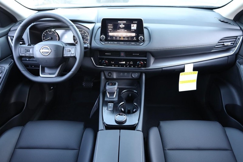 Nissan Rogue Vehicle Full-screen Gallery Image 24