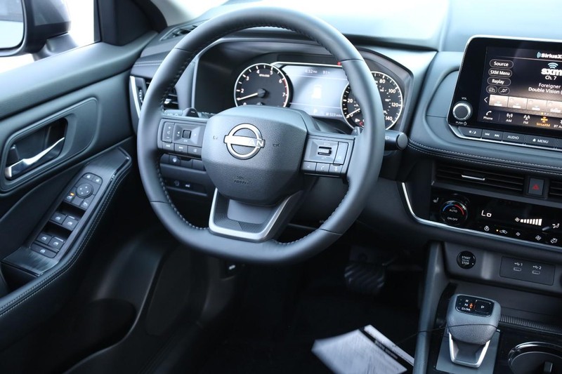 Nissan Rogue Vehicle Full-screen Gallery Image 25