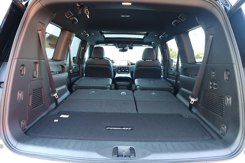 Nissan Armada Vehicle Full-screen Gallery Image 7