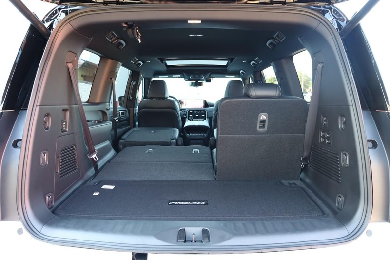 Nissan Armada Vehicle Full-screen Gallery Image 8