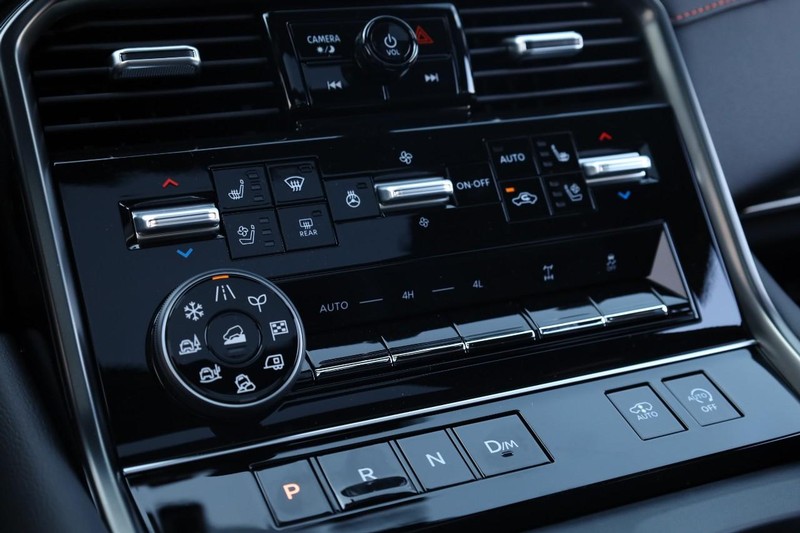 Nissan Armada Vehicle Full-screen Gallery Image 19