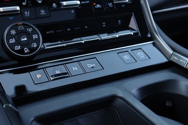 Nissan Armada Vehicle Full-screen Gallery Image 20