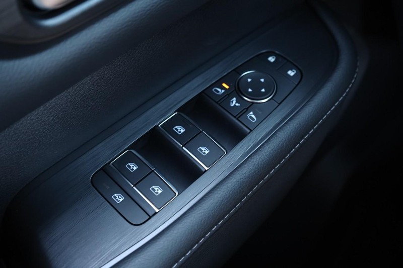 Nissan Armada Vehicle Full-screen Gallery Image 22