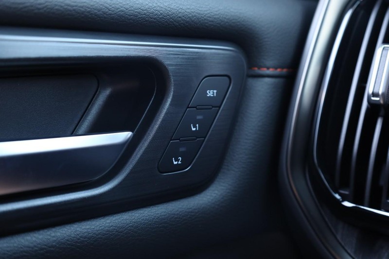 Nissan Armada Vehicle Full-screen Gallery Image 23