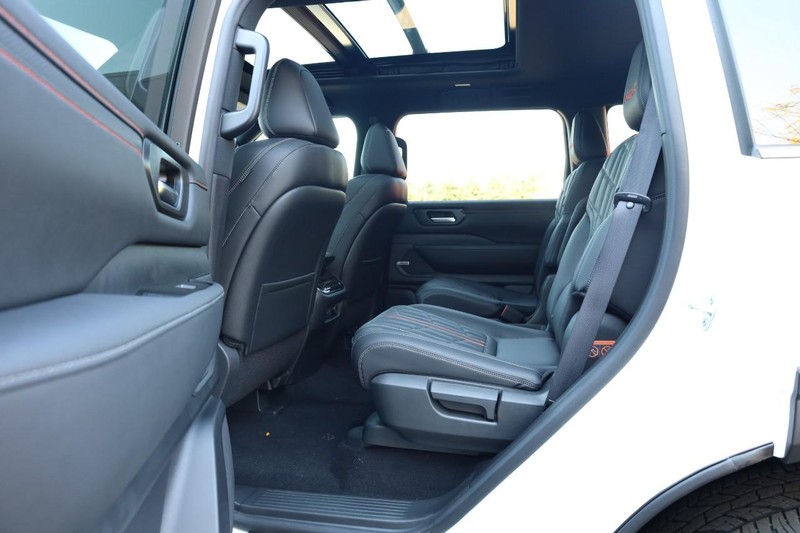 Nissan Armada Vehicle Full-screen Gallery Image 26