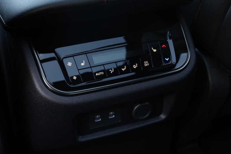 Nissan Armada Vehicle Full-screen Gallery Image 27