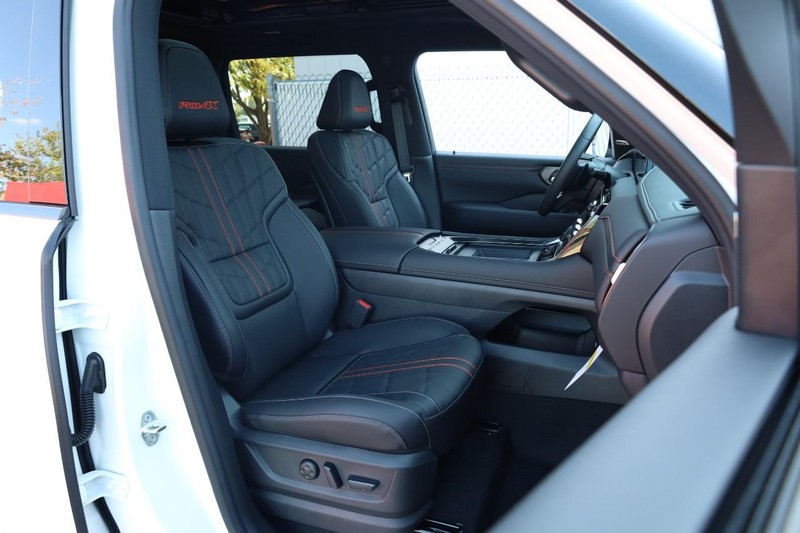 Nissan Armada Vehicle Full-screen Gallery Image 31