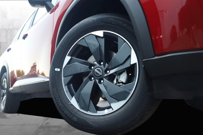 Nissan Rogue Vehicle Full-screen Gallery Image 3