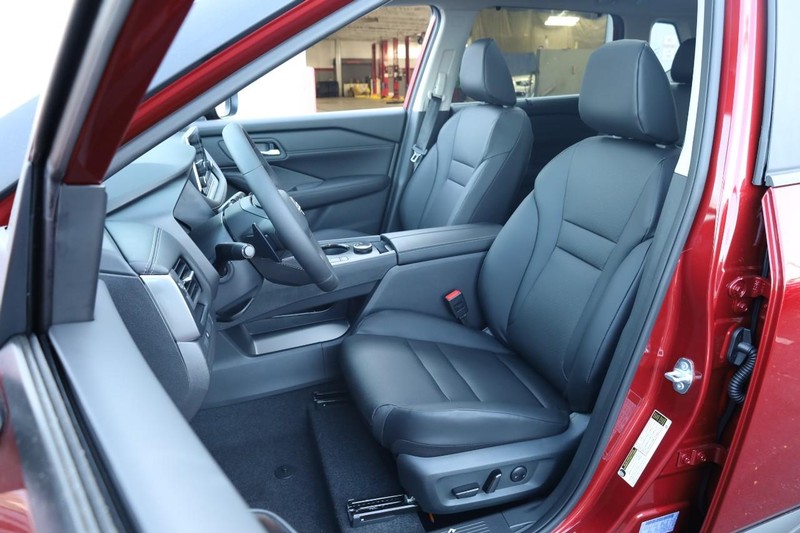 Nissan Rogue Vehicle Full-screen Gallery Image 10