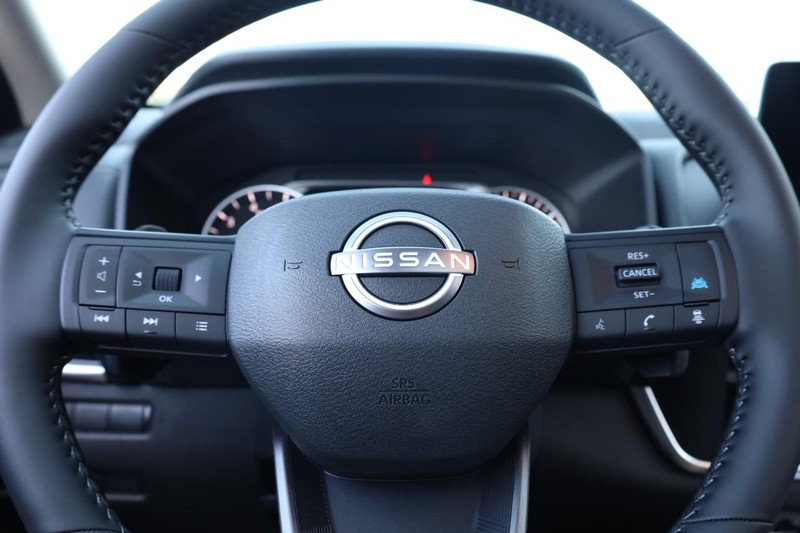 Nissan Rogue Vehicle Full-screen Gallery Image 11