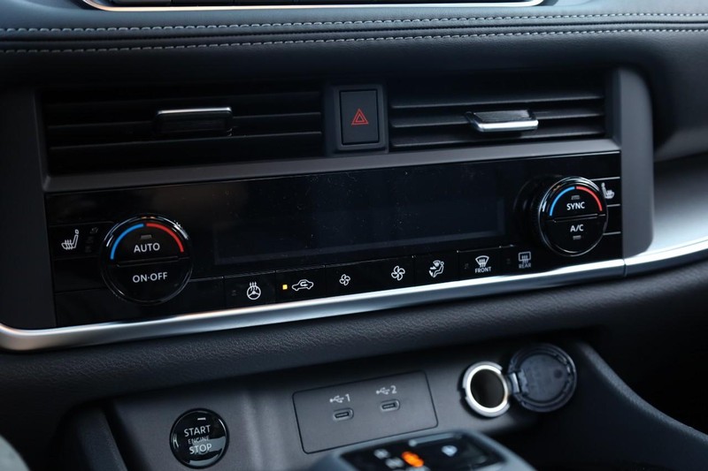 Nissan Rogue Vehicle Full-screen Gallery Image 15