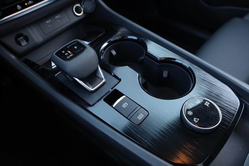 Nissan Rogue Vehicle Full-screen Gallery Image 17