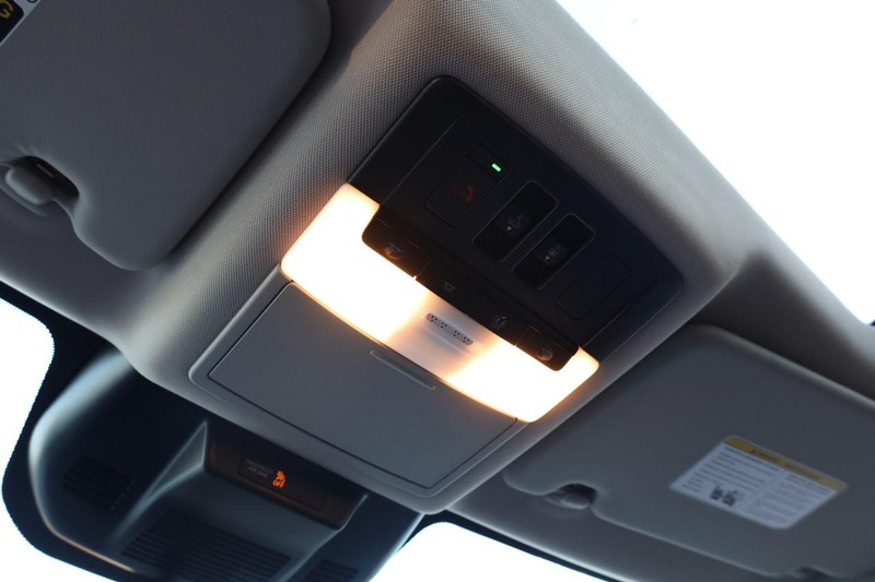 Nissan Rogue Vehicle Full-screen Gallery Image 18