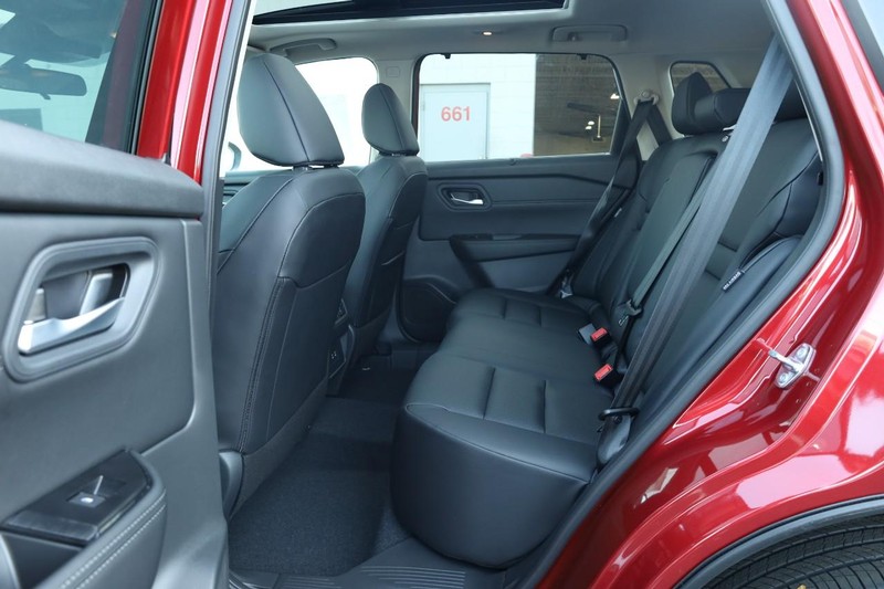 Nissan Rogue Vehicle Full-screen Gallery Image 22