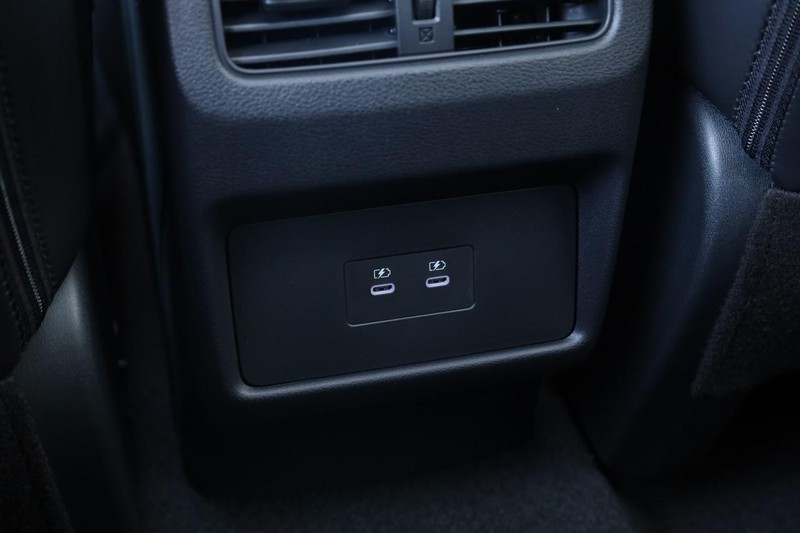 Nissan Rogue Vehicle Full-screen Gallery Image 23