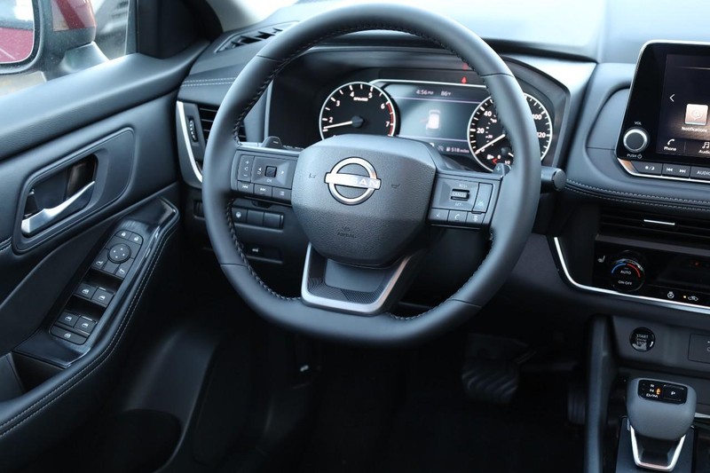 Nissan Rogue Vehicle Full-screen Gallery Image 25