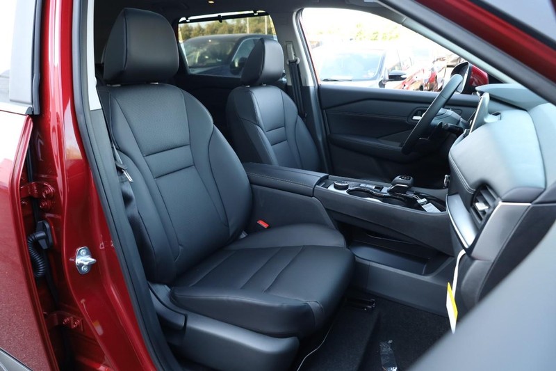 Nissan Rogue Vehicle Full-screen Gallery Image 27