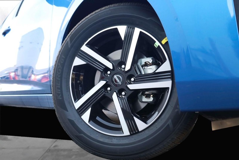 Nissan Sentra Vehicle Full-screen Gallery Image 3