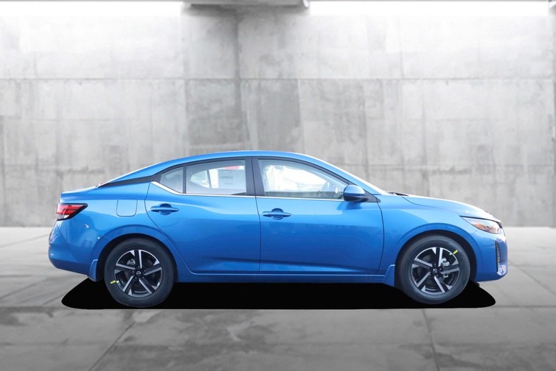 Nissan Sentra Vehicle Full-screen Gallery Image 5