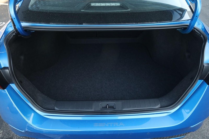 Nissan Sentra Vehicle Full-screen Gallery Image 7