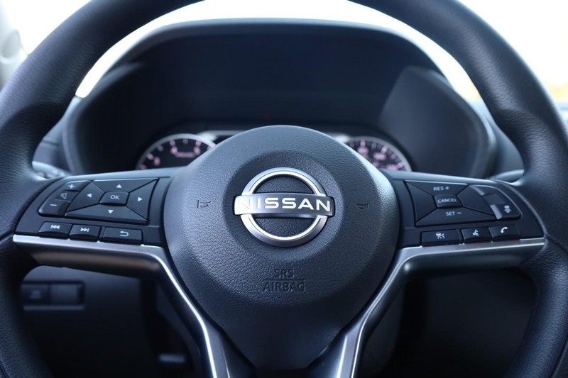 Nissan Sentra Vehicle Full-screen Gallery Image 9