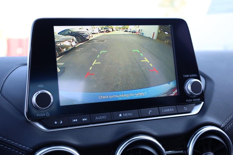 Nissan Sentra Vehicle Full-screen Gallery Image 12