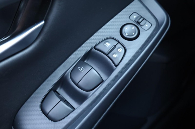 Nissan Sentra Vehicle Full-screen Gallery Image 18