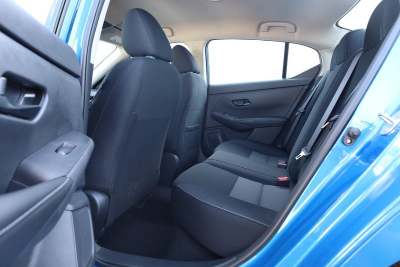 Nissan Sentra Vehicle Full-screen Gallery Image 20